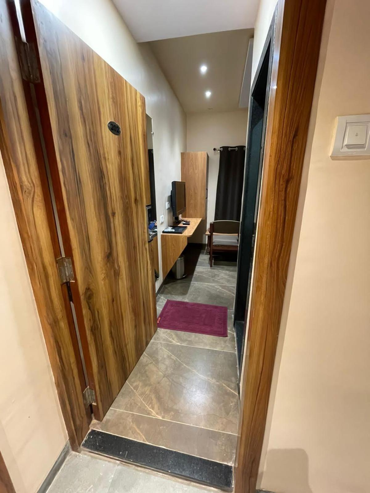 Hotel Vardhan Silvassa Room photo